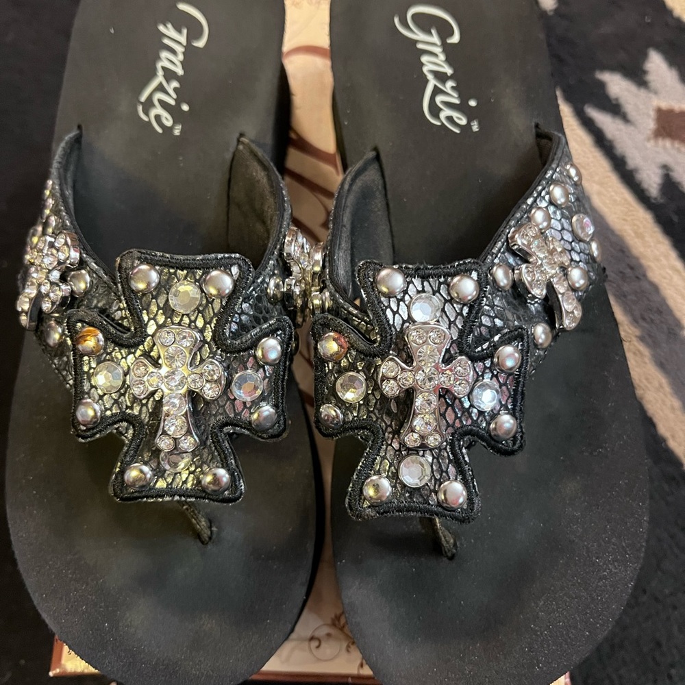 New in box. Black flip flops.